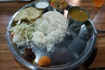 Klasyk czyli Nepali Thali (ryż, dal, warzywa, papad, dahi (jogurt), chutney, pikle)