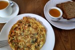 Zestaw śniadaniowy - veg omlet, toasty z miodem i lemon tea