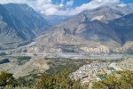 Thinigaon i Jomsom po drugiej stronie w dolinie