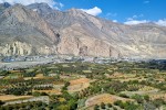 Widok na Jomsom i okoliczne tarasy uprawne