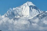 Dhaulagiri I (8167m) - NE Ridge (środkiem), a potem skosem polami śnieżnymi