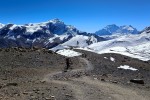 Dobra ścieżka i widoki. Mniej więcej nade mną Chulu West (6419). Po prawej na dalszym planie Annapurna II (7937m) i Annapurna IV (7525m)