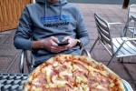 Pio i jego pizza rodzinna 50cm z ananasem na dobry początek kolacji... ;-)